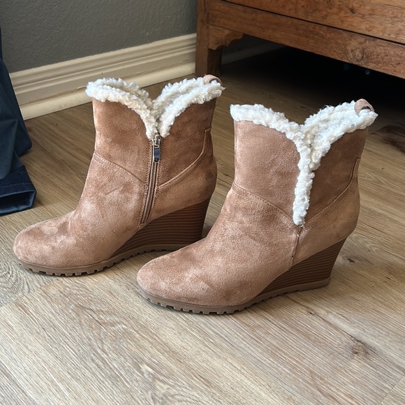 Nine West Shearling Wedge Ankle Boots w Rubber Soles - Picture 3 of 6
